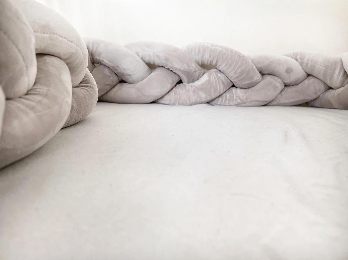 IL BAMBINI Gevlochten Baby Bed Bumper Treccia - Bedomrander - Box Omrander - Hoofdbeschermer - Boxrand - Bedbumper - Stootrand - Boxomrander - (3 Meter) Grijs - Afbeelding 2